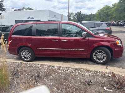 2016 Chrysler Town & Country Touring-L