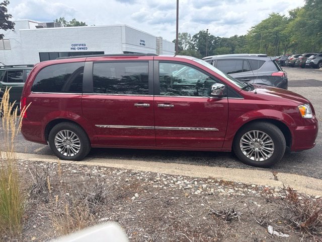 2016 Chrysler Town & Country Touring-L