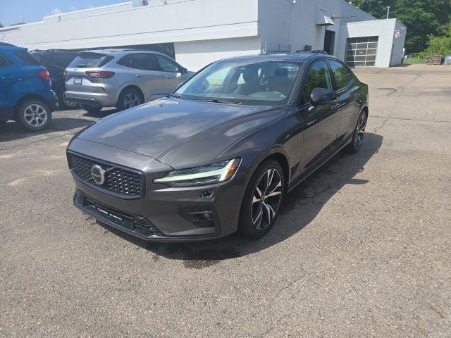 2024 Volvo S60 B5 Core Dark Theme's photo
